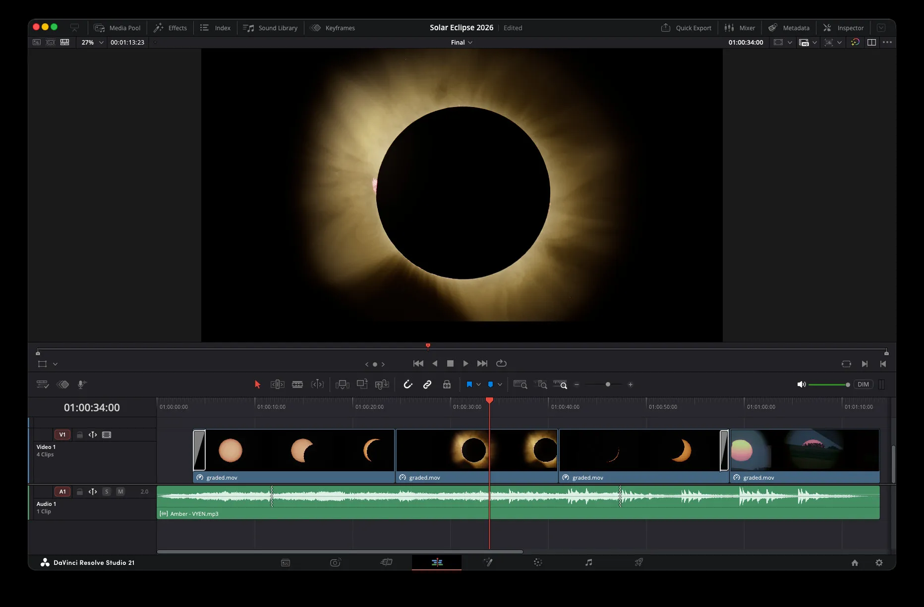 El timeline final en DaVinci Resolve, con los cuatro clips ya gradados cubriendo el eclipse entero y la pista de música debajo