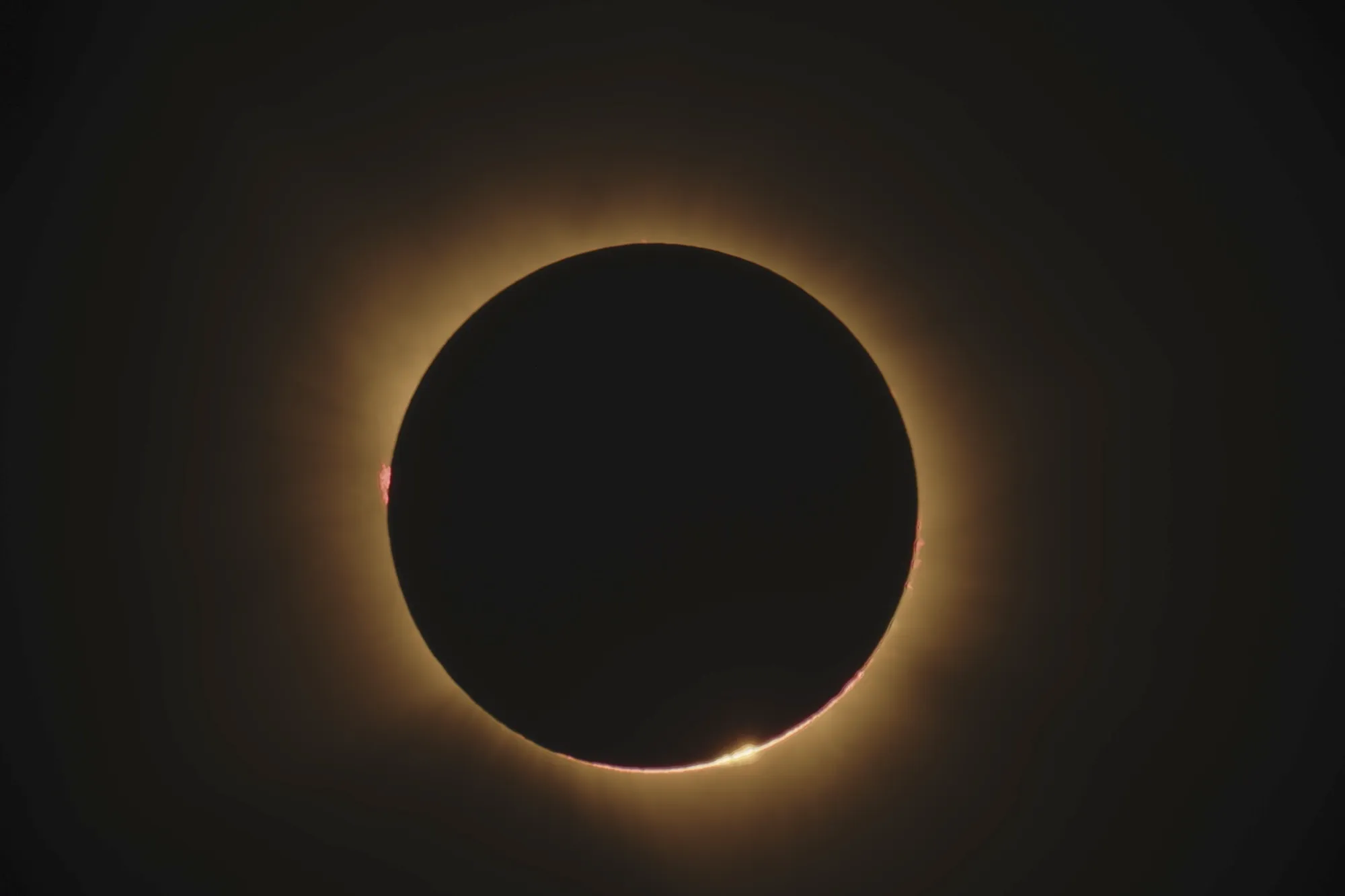 La salida de la totalidad, con el primer punto de fotosfera reapareciendo por el limbo inferior derecho