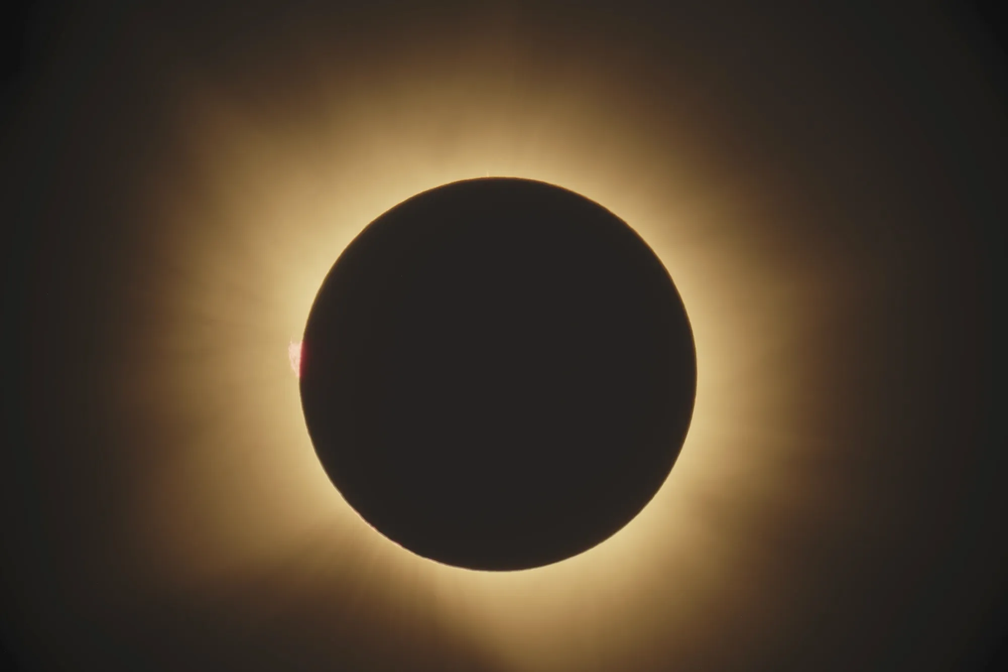 La totalidad, con la corona completa alrededor del disco negro de la Luna