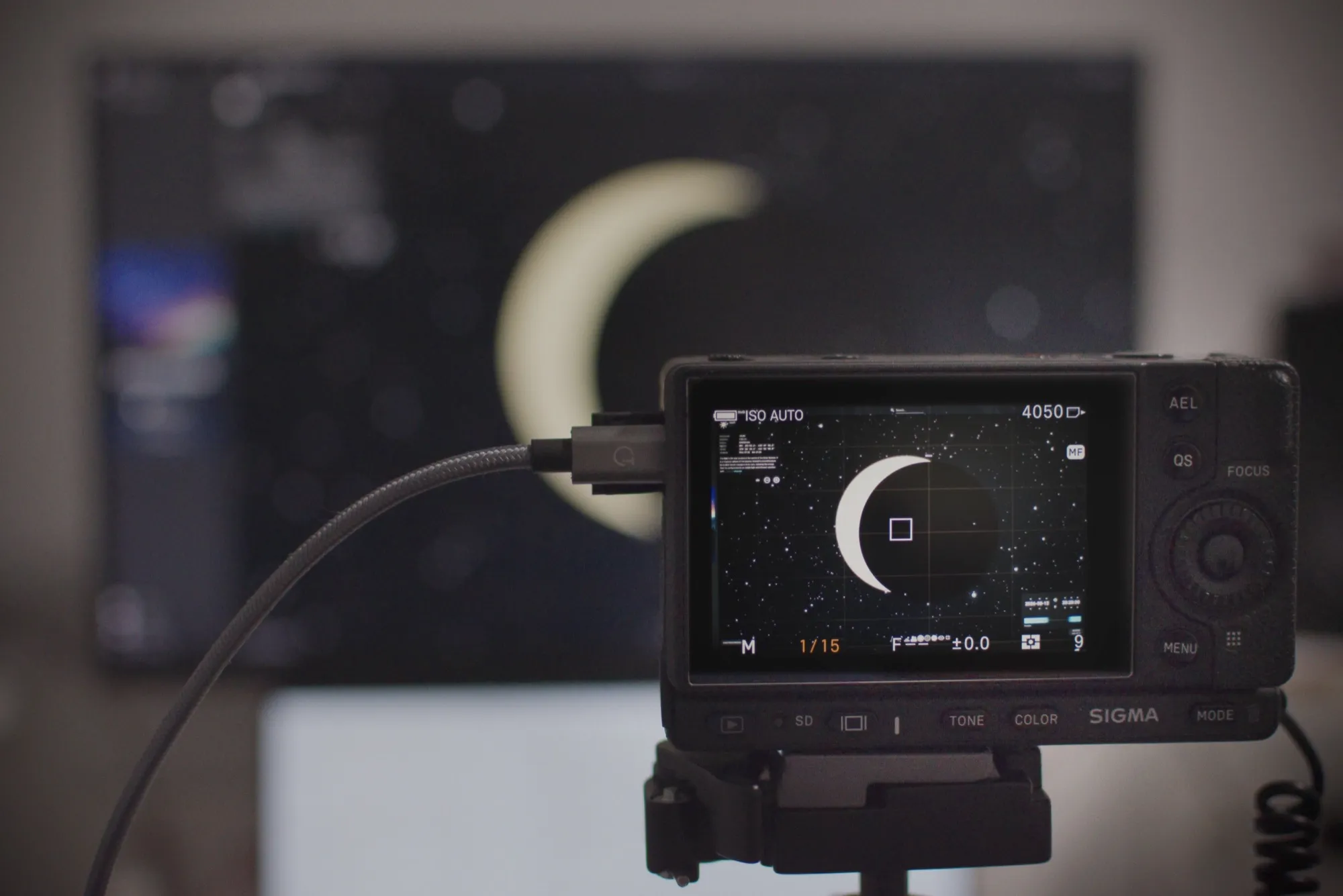 La Sigma fp fotografiando una pantalla con Stellarium, con la Luna en el monitor y en la pantalla de la cámara
