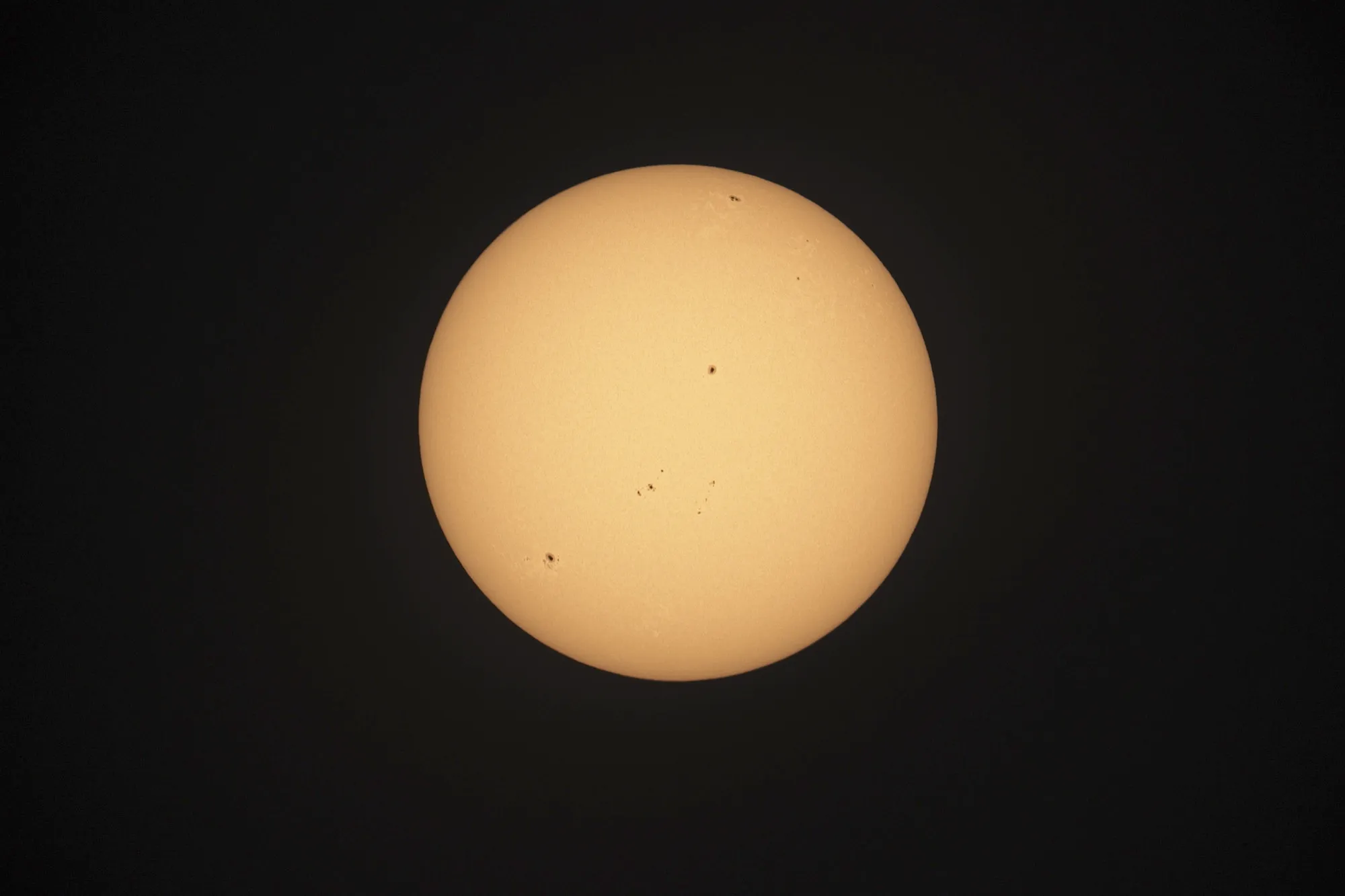 El Sol con manchas, fotografiado a través del filtro con el Mak 127